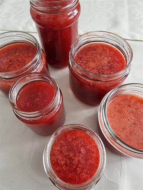 Herstellung Mohn-Biskuit und Verstreichen von Marmelade