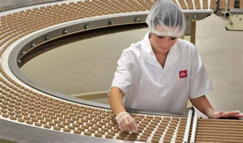 Herstellung der Nougatstangen in der Viba Produktion