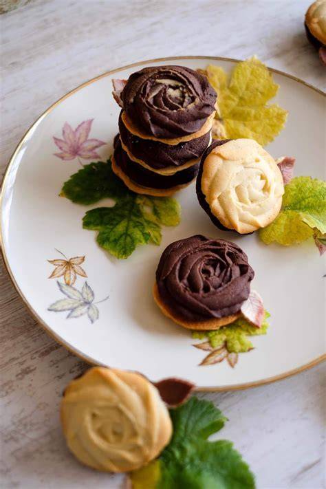 Herstellung einer Ganache-Füllung mit Sahne, Schokolade und Vanille