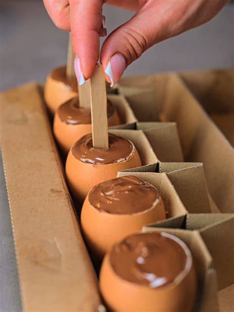 Herstellung eines Nougat-Eis mit echter Eierschale