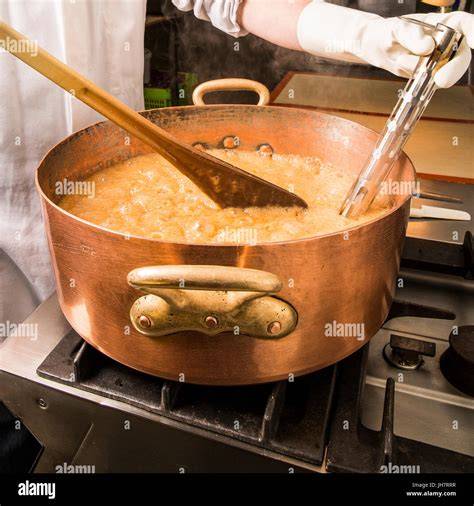Herstellung im Kupferkessel: Sirup kochen und Eischnee schlagen