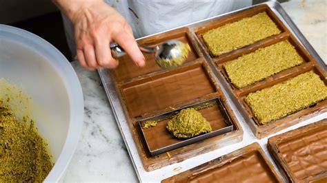 Herstellung von Dubai-Schokolade mit Pistaziencreme und Kadaifi