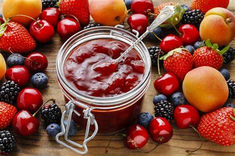 Herstellung von Konfitüre mit Fruchtstücken und Zucker