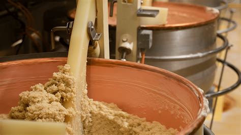 Herstellung von Lübecker Marzipan: Rösten der Mandeln und Verarbeitung der Rohmasse