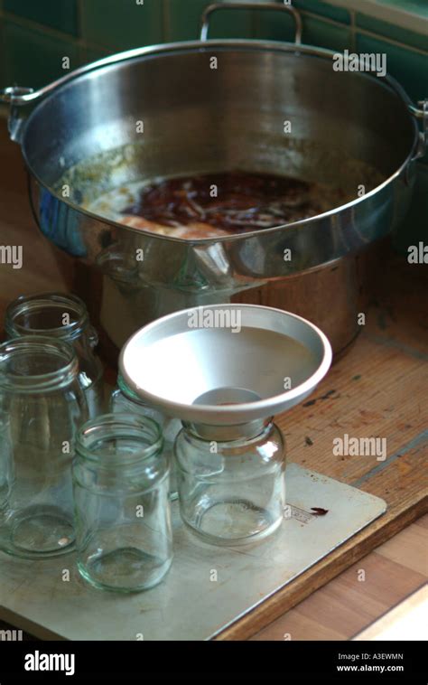 Herstellung von Marmelade im traditionellen Kupferkessel