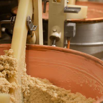 Herstellung von Marzipan: Röstkessel und Rohmasse
