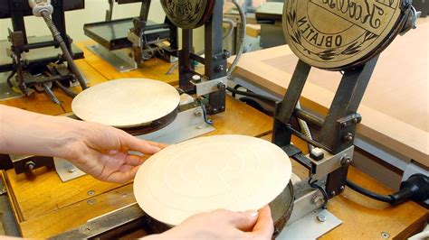 Herstellung von Oblaten: Teig zwischen heißen Eisenplatten