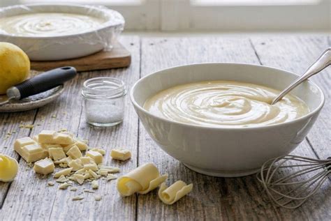 Herstellung von Patisseriecreme: Vanilleextrakt, Milch und Eigelb