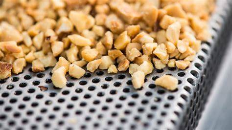 Herstellung von Praliné: Karamellisieren und Zerkleinern von Nüssen