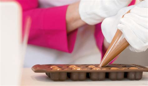 Herstellung von Pralinen in Confiserie