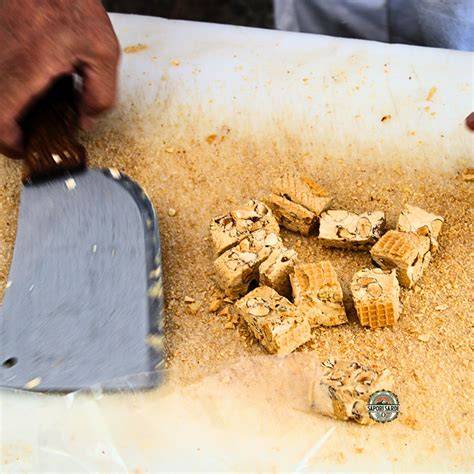 Herstellung von Torrone in Kupferkesseln auf Sardinien