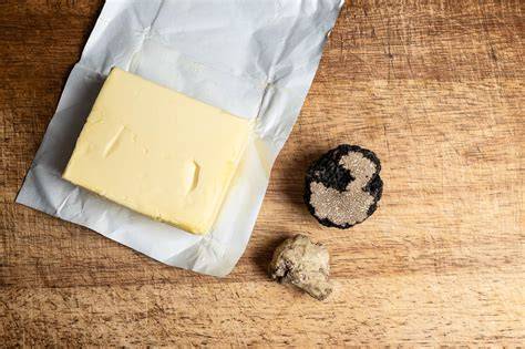 Herstellung von Trüffelbutter: Butter, geriebene Trüffel, Frischhaltefolie