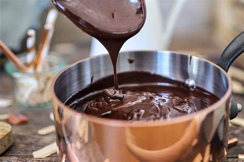 Herstellung von Trüffelpralinen: Ganache, Kuvertüre, Handwerk