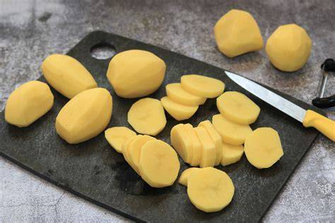 Herstellungsprozess: Kartoffelscheiben schneiden und backen