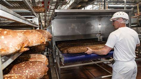 Herstellungsprozess von Butterkeksen in moderner Großbäckerei