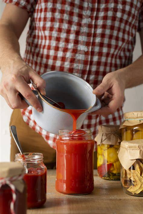 Herstellungsprozess von Marmelade: Auslesen und Vorbereiten der Früchte