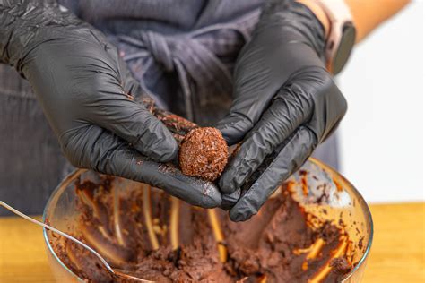 Herstellungsschritte: Trüffel formen, überziehen, dekorieren