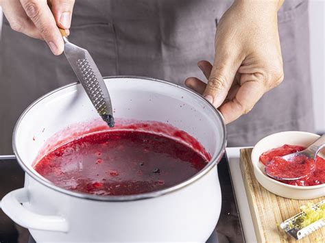 Herstellungsschritte Johannisbeermarmelade: Pürieren, Passieren, Kochen, Abfüllen