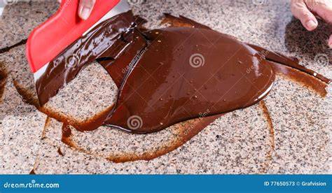 Herstellungsschritte einer Ganache: Von der geschmolzenen Schokolade zur cremigen Masse