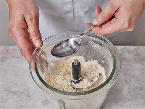 Herstellungsschritte von Marzipan (Mandeln, Mahlen, Kochen)