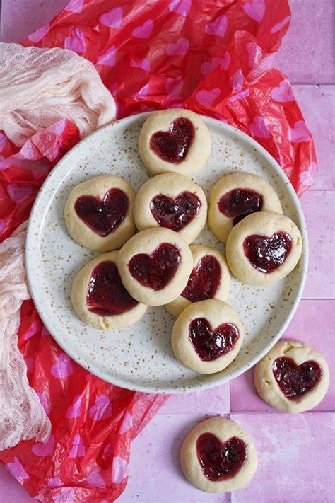 Herz Cookies mit Marmelade auf Blech