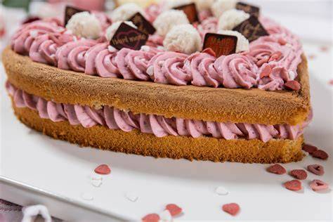 Herz Torte mit zwei Stockwerken und Dekoration
