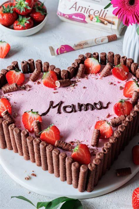 Herz-Dekor mit halbierten Erdbeeren und Schriftzug „Für Mama“