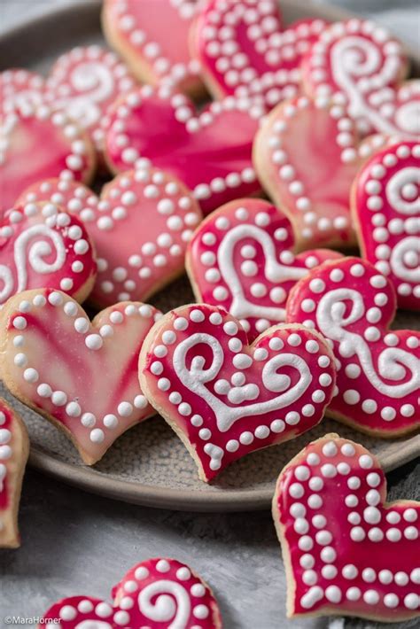 Herz-Kekse mit kreativen Toppings