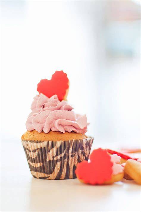 Herz-Macarons mit rosa Buttercreme