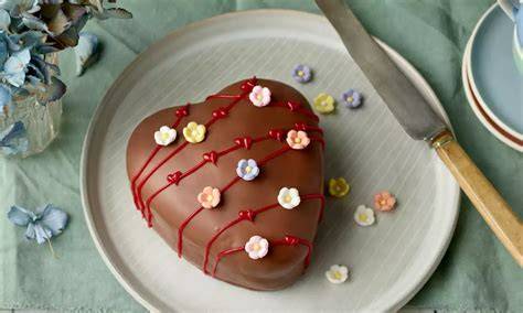 Herz-Mini-Kuchen mit Schokoladenguss und Marzipanrosen