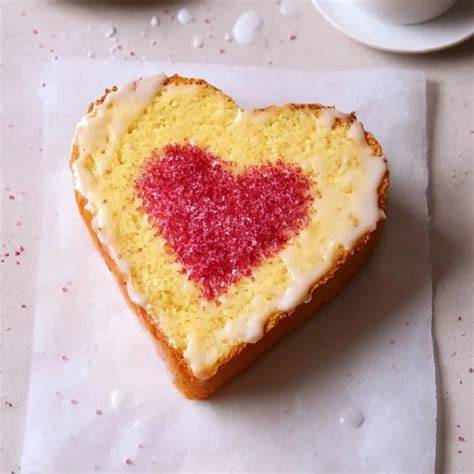 Herz-Motivkuchen angeschnitten mit rotem Innenherz