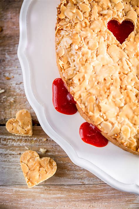 Herz-Torte mit ausgestochenen Marzipan-Buchstaben