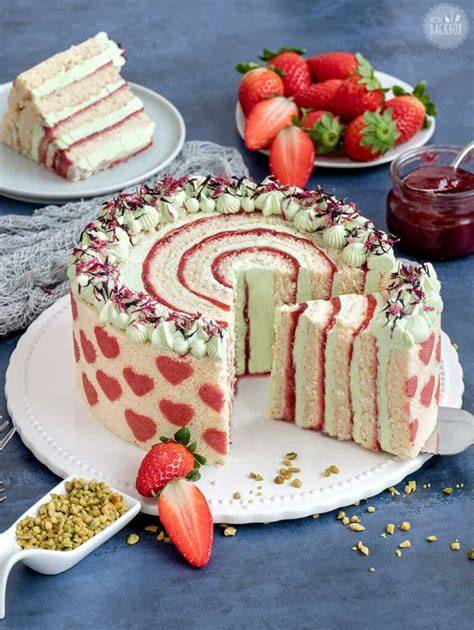 Herzdekor aus Erdbeerguss auf Torte