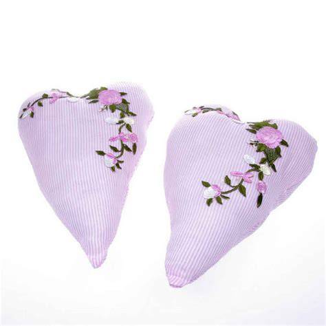 Herzförmige Blätterteig-Herzen mit rosa Creme