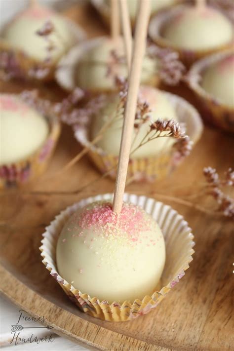 Herzförmige Cake Pops mit weißer Schokolade dekoriert