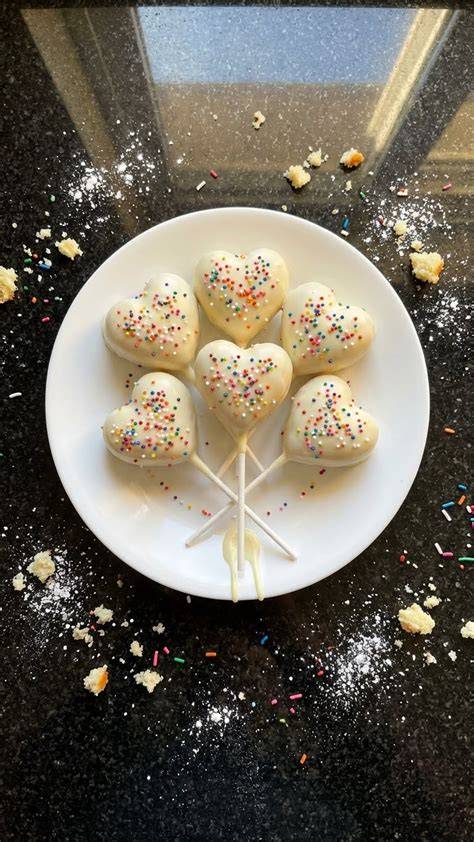 Herzförmige Cake-Pops mit Dekor