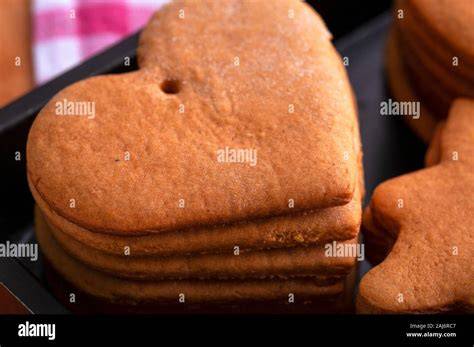 Herzförmige Lebkuchen vor dem Glasieren
