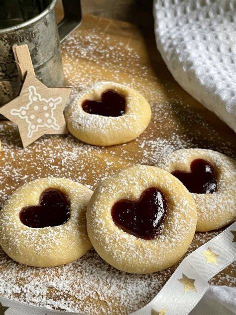 Herzförmige Marzipan-Himbeer-Plätzchen, mit Marmelade befüllt