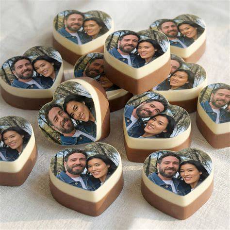 Herzförmige Pralinen und personalisierte Schokoladentafeln als Muttertagsgeschenk