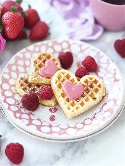 Herzförmige Waffeln mit Schokoladendip
