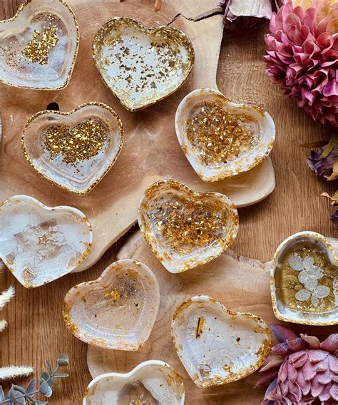 Herzförmige und Blumen-Puddingformen als Dekoration