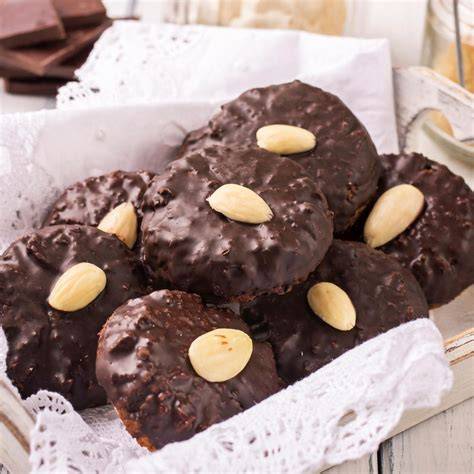 Herzförmige vegane Lebkuchen mit Aprikosenkern und Schokoguss
