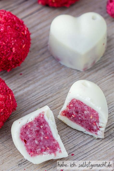 Herzförmige weiße Pralinen mit Himbeer-Pulver, perfekt als Geschenk