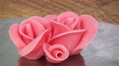 Herzförmiger Minikuchen mit Marzipanrosen