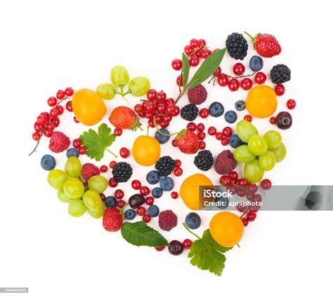 Herzform, Dekoration und verschiedene Beeren für Muttertagstorten