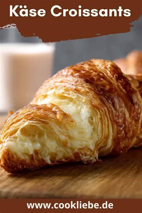 Herzhaft belegte Croissants frisch gebacken