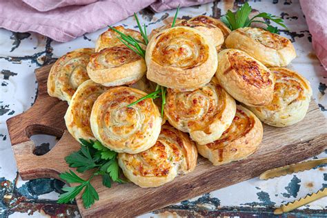Herzhafte Blätterteig-Röllchen mit Käse und Knoblauch