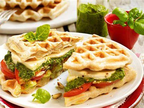 Herzhafte Bubble Waffel mit Mozzarella und Tomaten