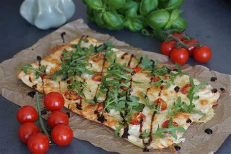 Herzhafte Bubble Waffle mit Tomate, Mozzarella und Rucola