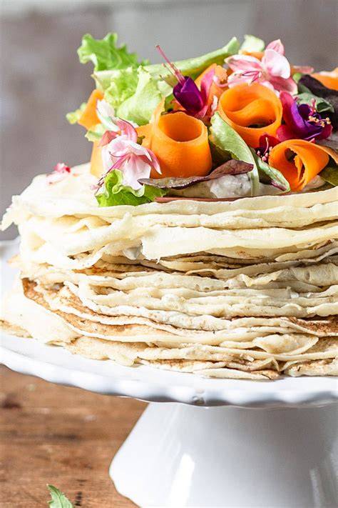 Herzhafte Crêpe-Torte aufgeschnitten, Lachs und Eier